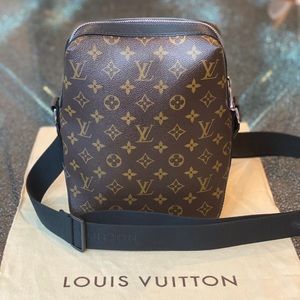 🔹Louis Vuitton Small Messenger Bag